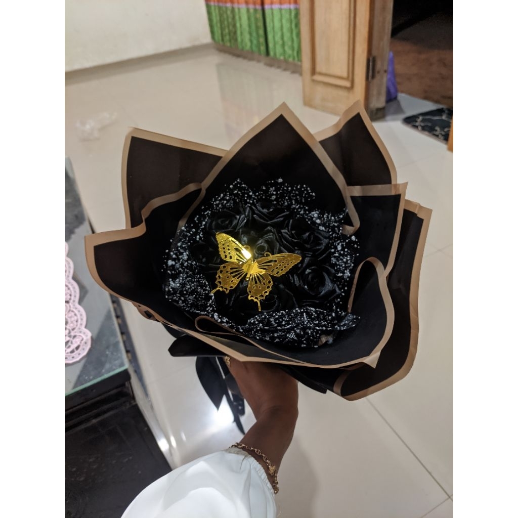 Buket Bunga Mawar Hitam Satin || Satin Rose Bouquet || Elegant Midnight Bouquet|| Ukuran Sedang (Med