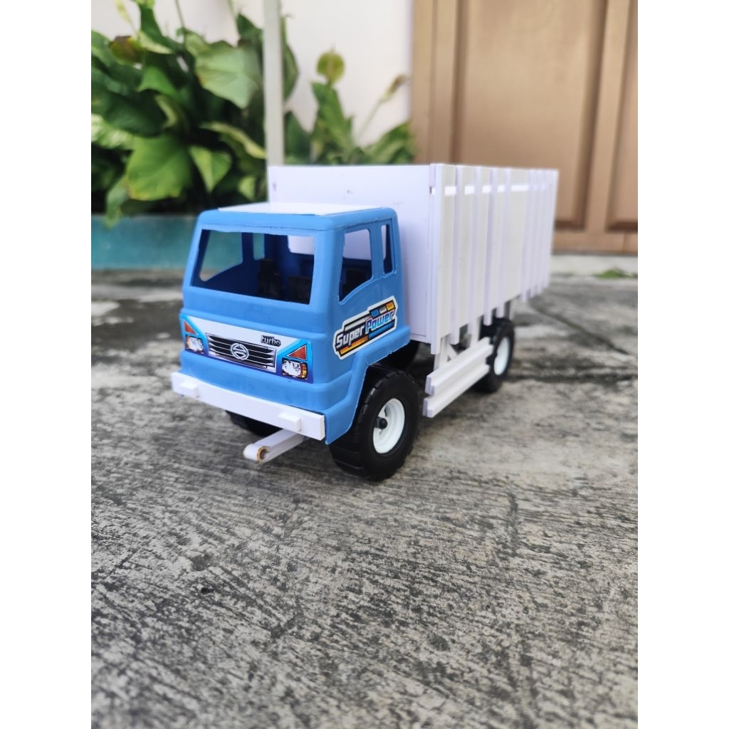 Miniatur Truk Plastik Modifikasi
