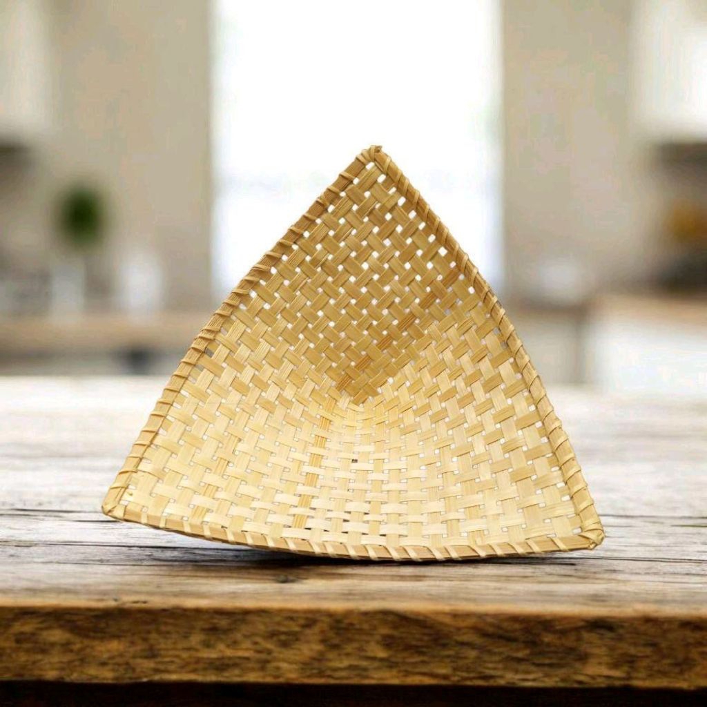 Anyaman bambu piring pincuk untuk makanan khas jogja