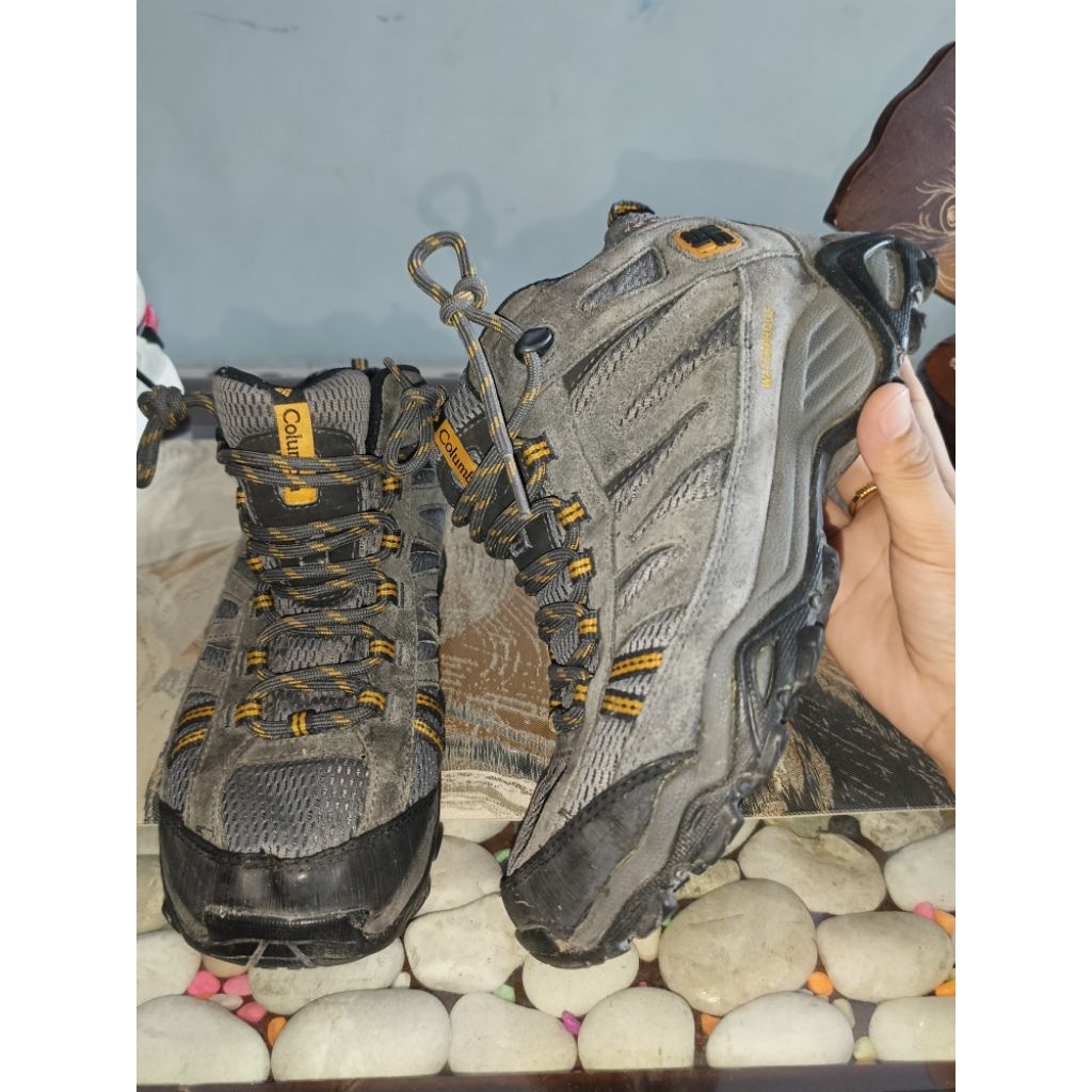 preloved sepatu columbia size 40