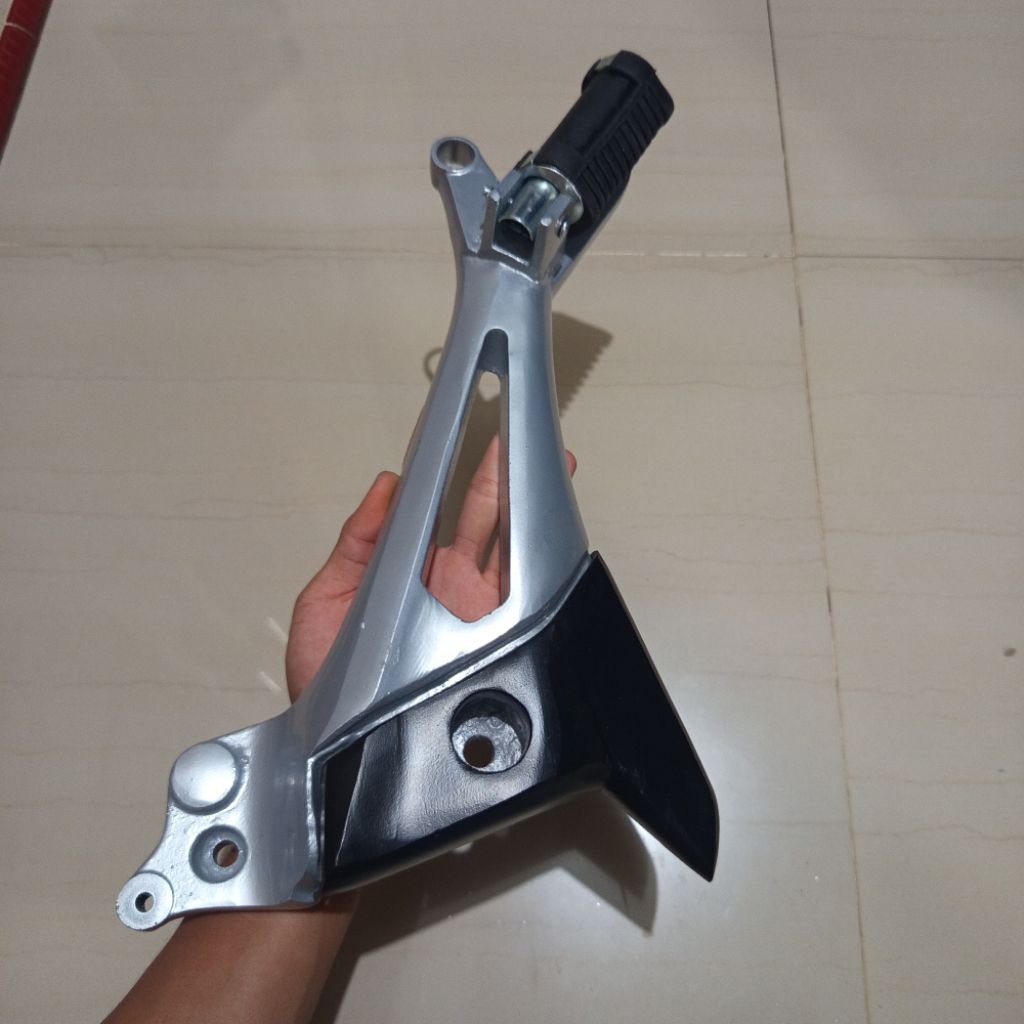 FOOTSTEP FUSTEP BOSTEP POSTEB KANAN SAJA PIJAKAN KAKI BELAKANG HONDA SUPRA X 125 NEW DOBLE DISK CAKR
