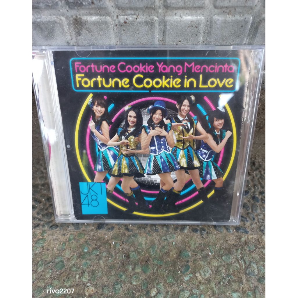 cd JKT48 Fortune Cookie Yang Mencinta - in Love