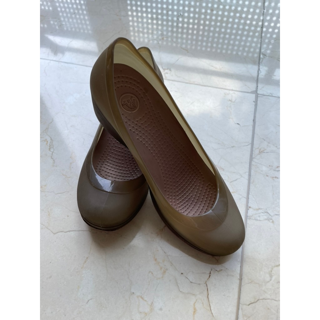 Preloved Crocs Women Size 5 Tan Animal Graphic Miniwedge shoes