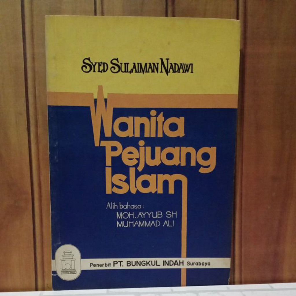 Buku jadul tahun 1987 wanita pejuang islam.