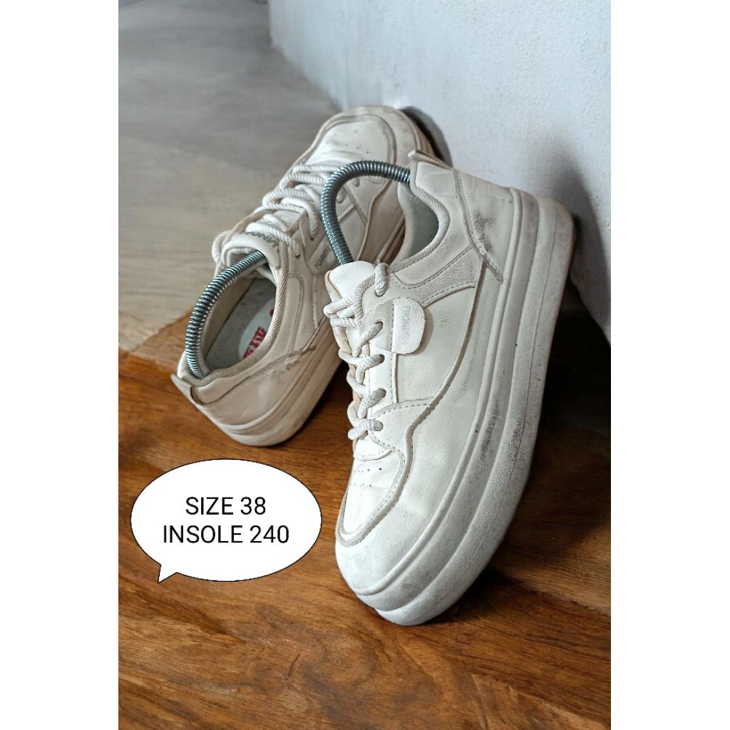 SEPATU SNEAKERS PRELOVED SIZE 38 KULIT
