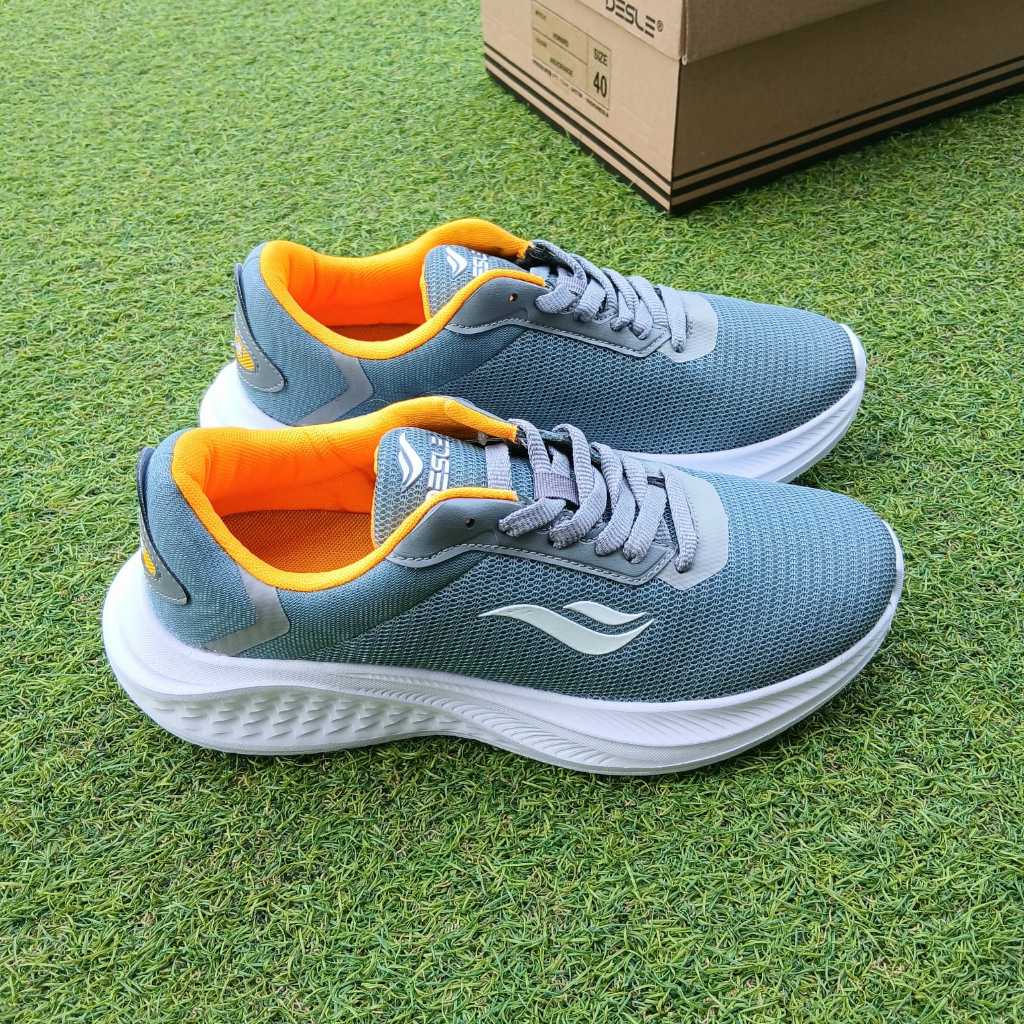 DESLE HOWARD SEPATU LARI