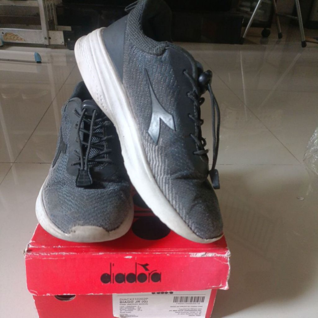 sepatu olahraga Diadora cewek/wanita sz 35 preloved