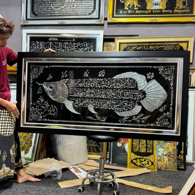 Kaligrafi Motif Ikan Arwana Bacaan ayat kursi size 160x80cm warna silver