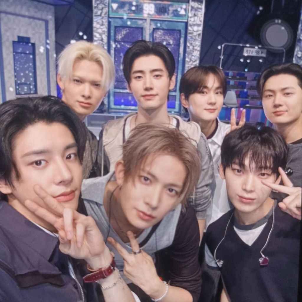 enhypen related (booked)