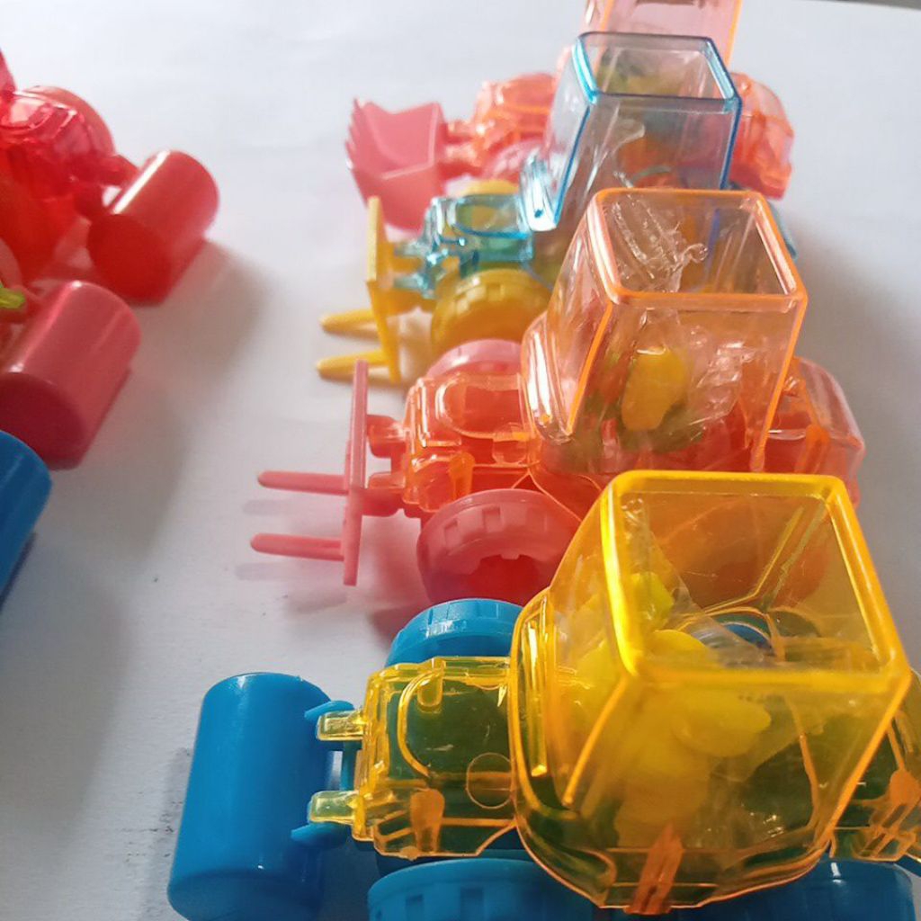 permen di mainan mobil