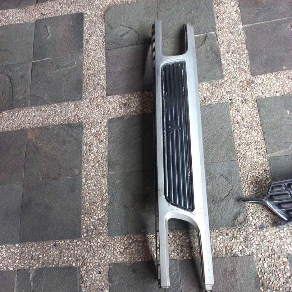 GRILL  MITSUBISHI T120 SS MINI BUS ORIGINAL