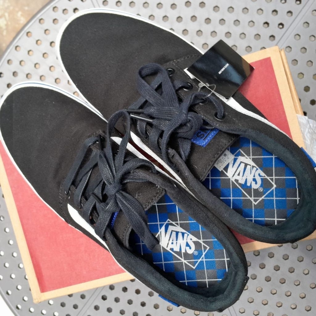 VANS VARSITY CHAPMAN SEPATU