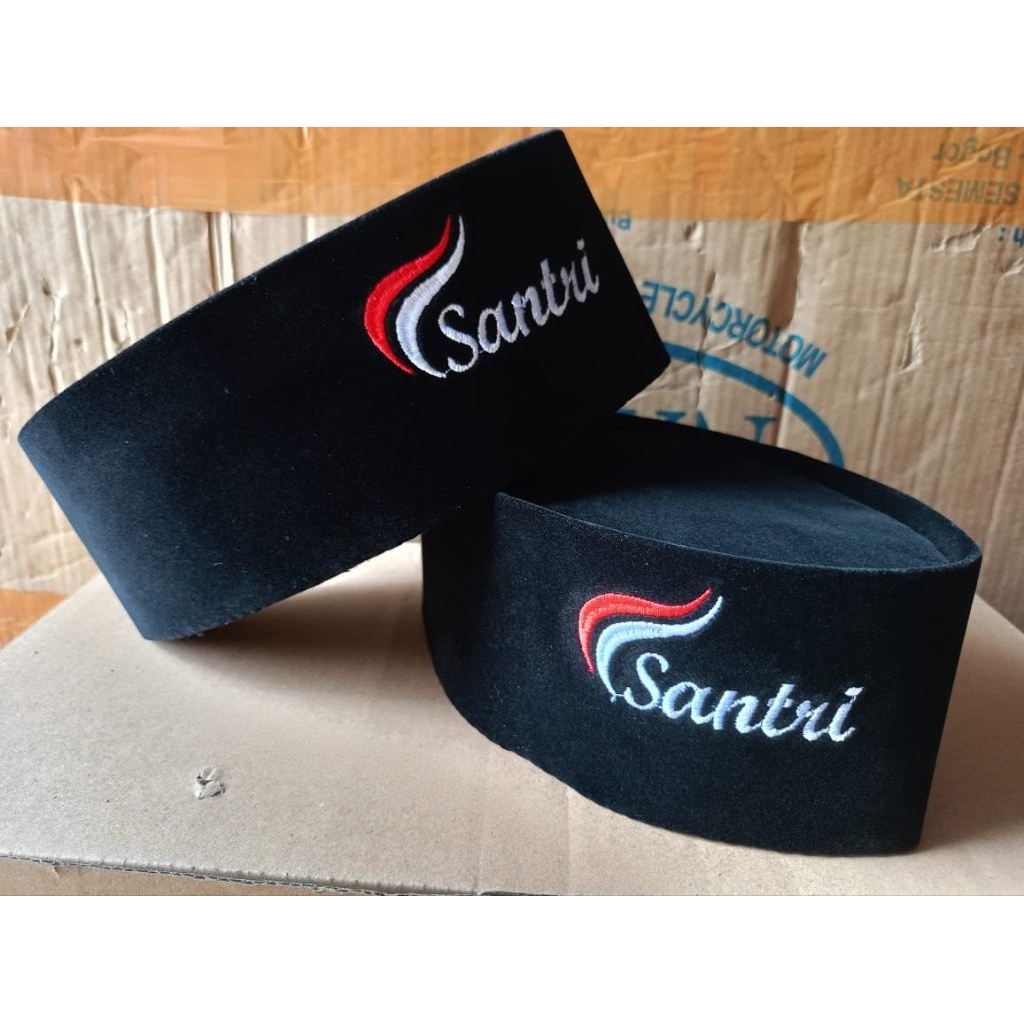 peci hitam logo santri