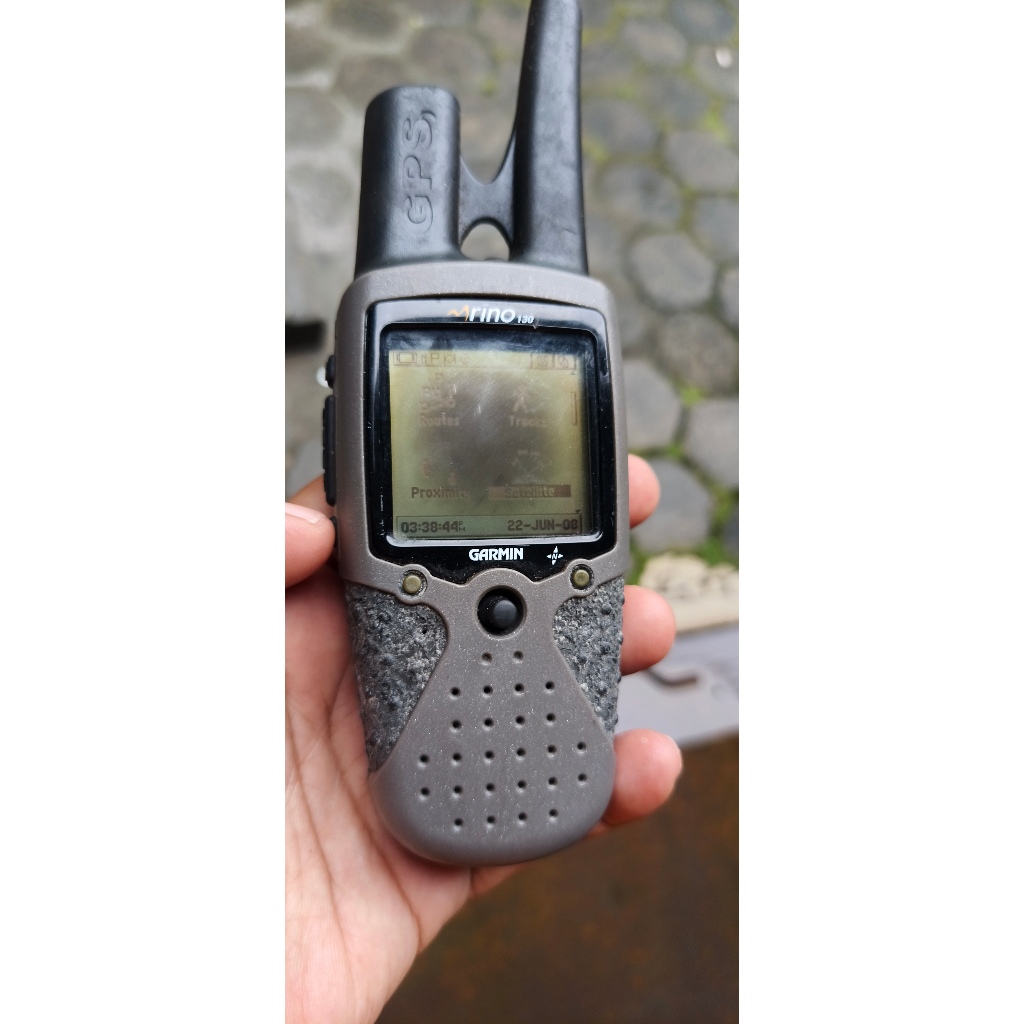 GPS Garmin Rino 130 GPS Garmin yang sudah Built in dengan Radio HT Kondisi seperti di foto LCD burn 