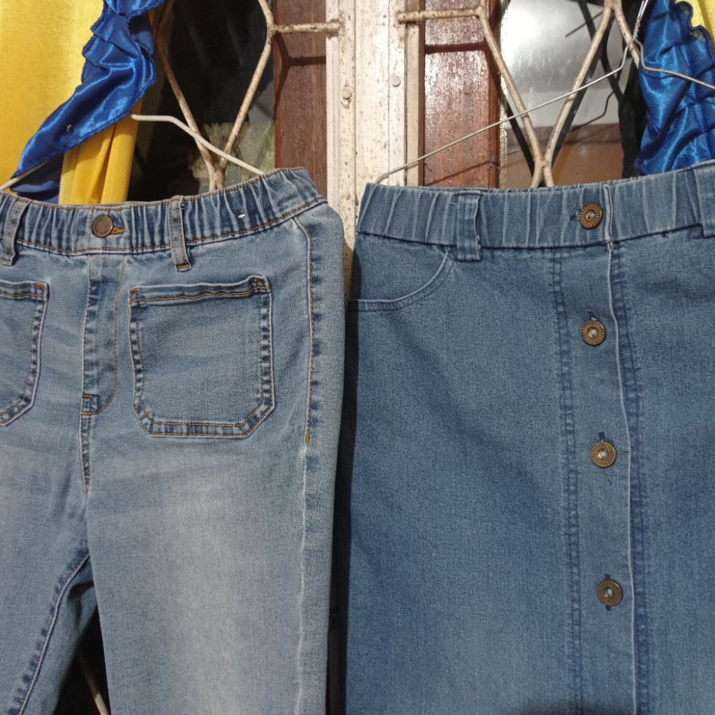 Rok warna biru denim