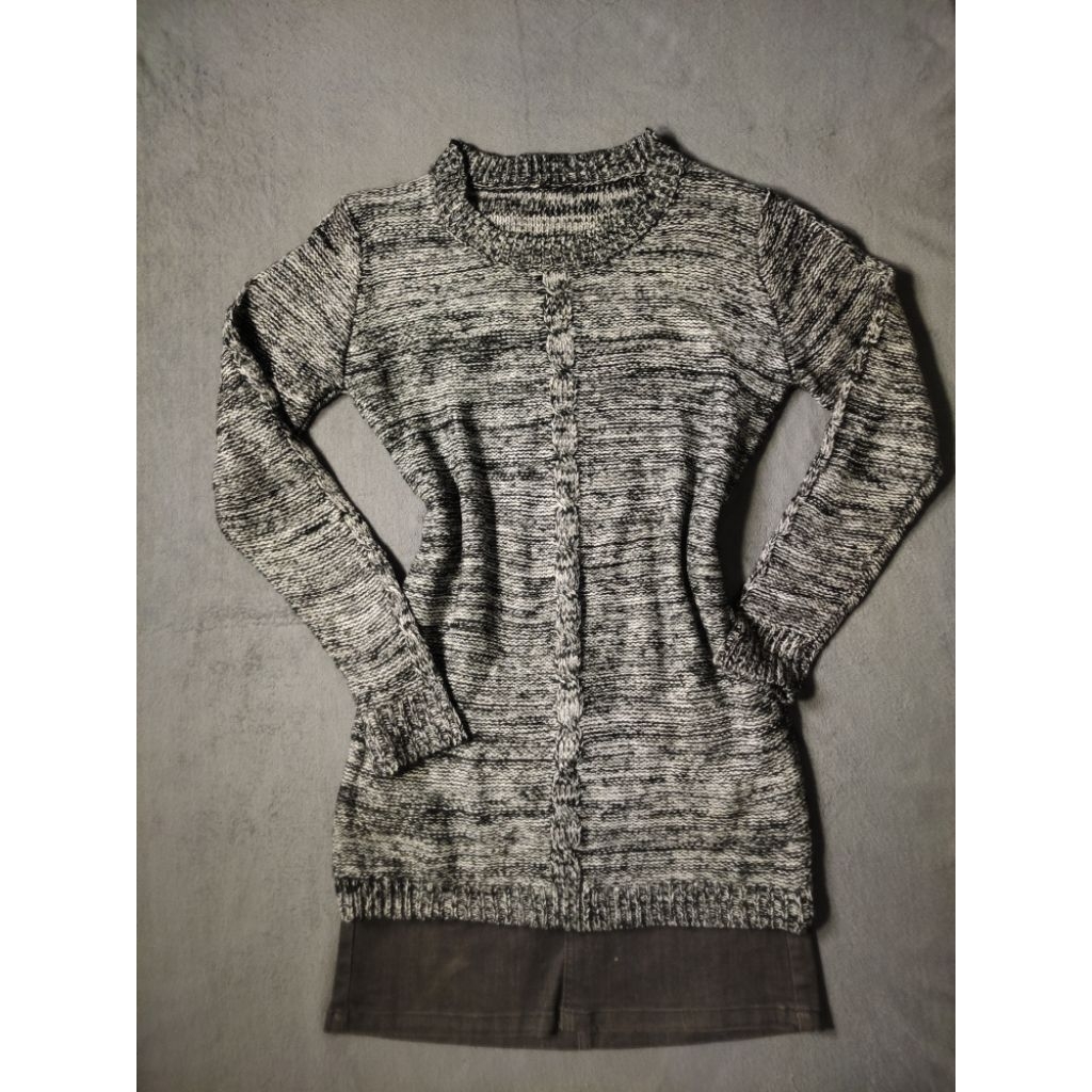 Sweater Rajut panjang wanita berwarna hitam putih marmer atau belang dengan kerah bundar yang sediki