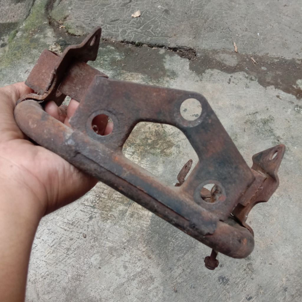 Breket besi penyangga slebor belakang Astrea grand ori copotan braket dudukan slebor belakang Astrea