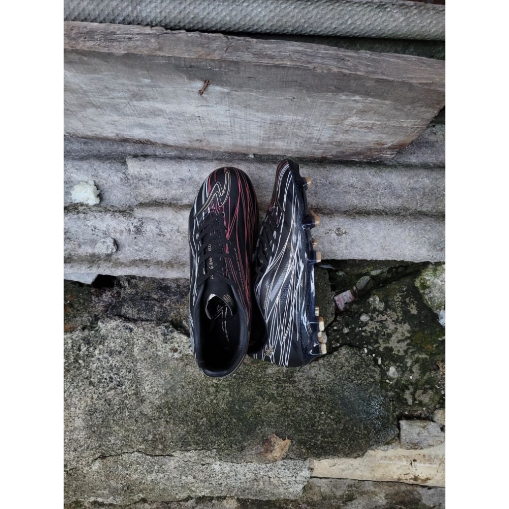 Specs Garuda Hitam FG