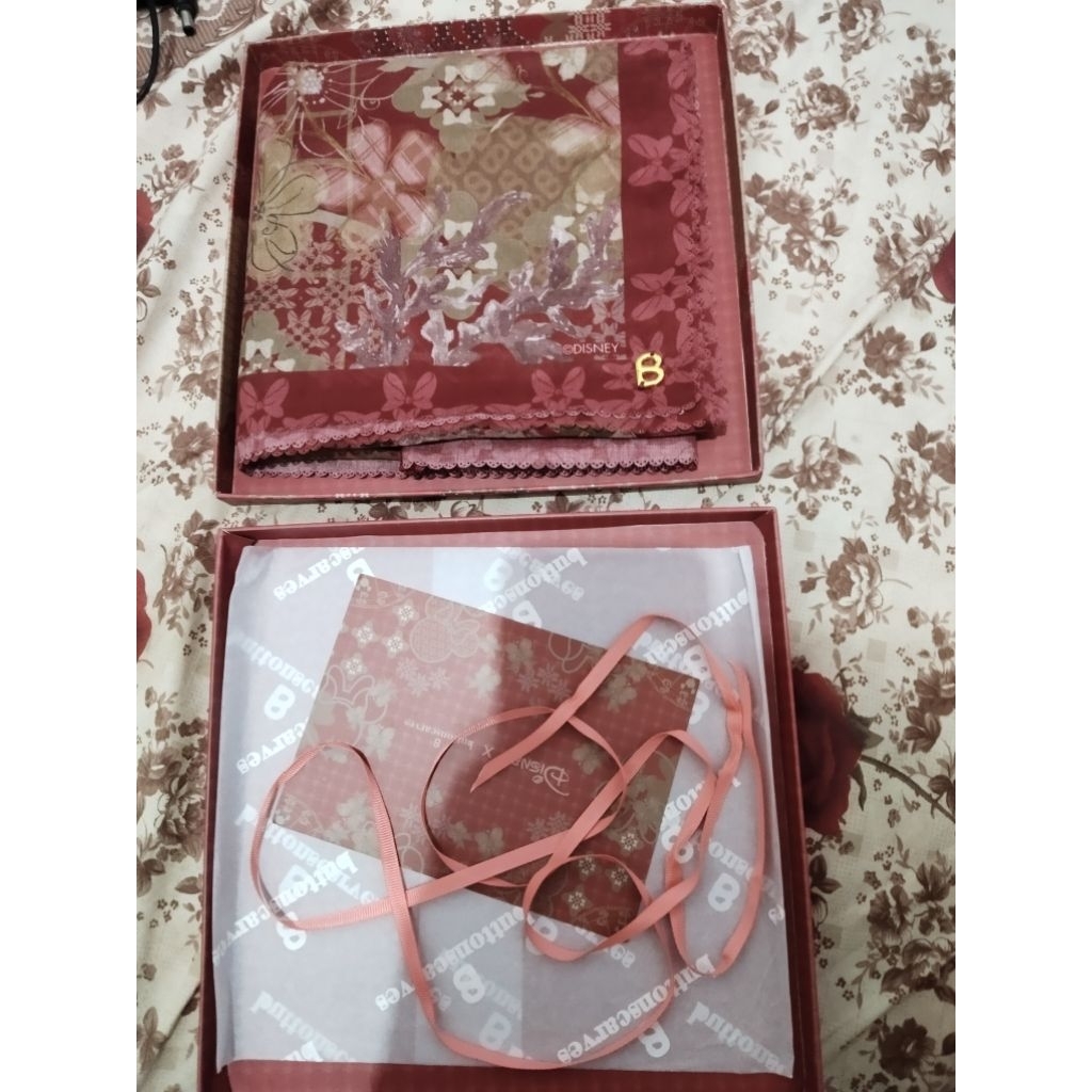 the dream park scarlet preloved buttonscarves