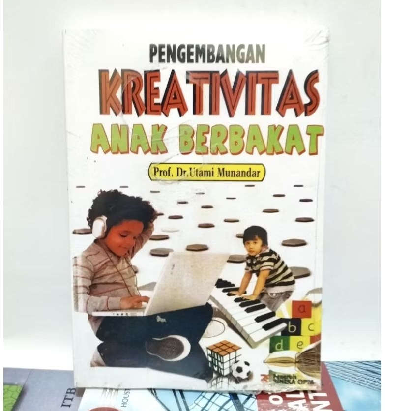 Buku pengembangan kreativitas anak berbakat.oleh Utami munandar