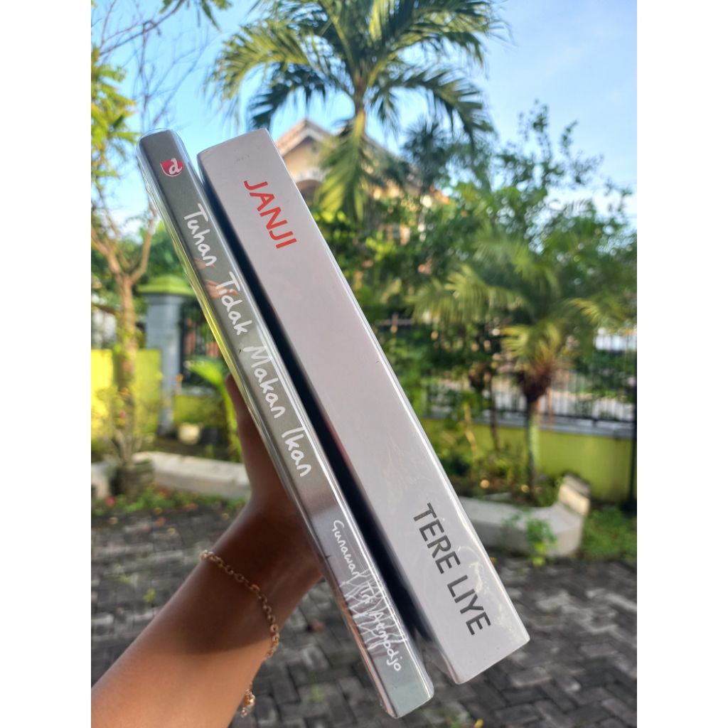 PRELOVED NOVEL JANJI, TUHAN TIDAK MAKAN IKAN
