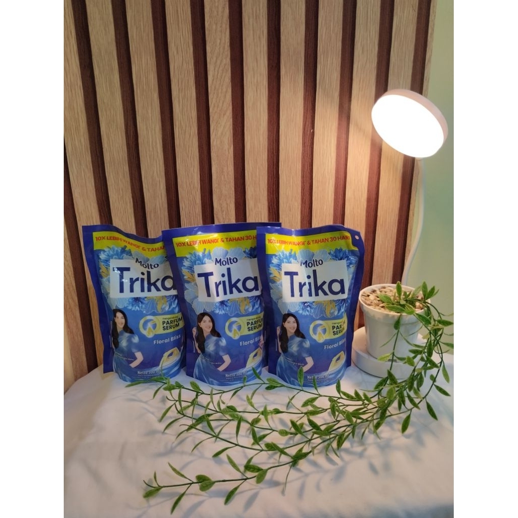 Paket 3 Botol Molto Trika Parfum Pakaian - Pewangi dan Pelicin, Aroma Floral, 300ml