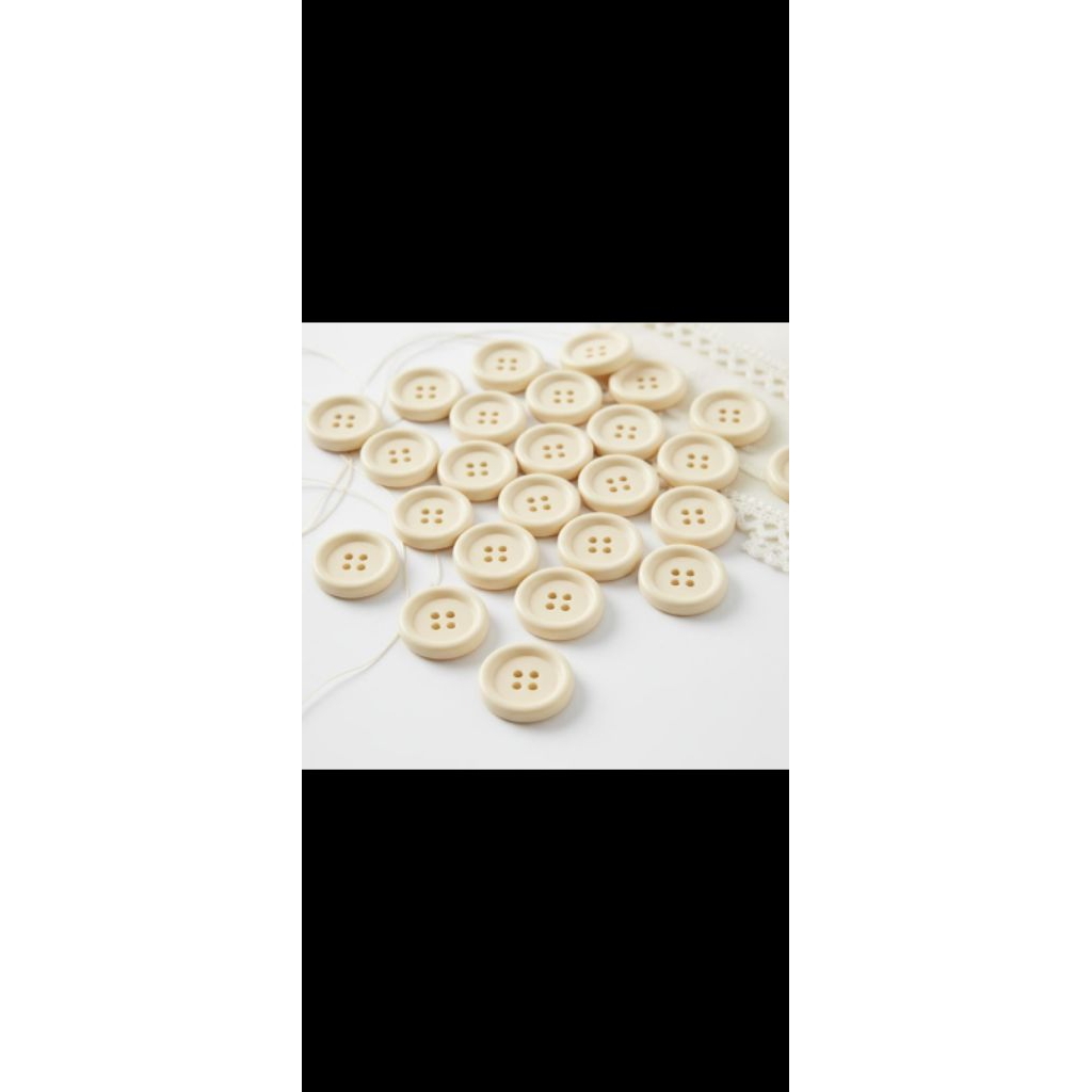 kancing baju warna cream