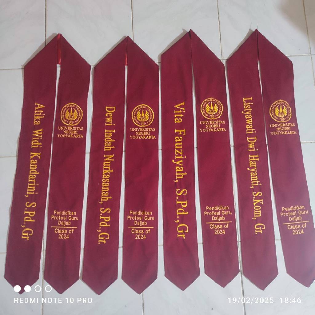 Selempang Wisuda Bordir Sarjana Eksklusif Desain Mewah Custom Bebas | Produksi Cawas Klaten