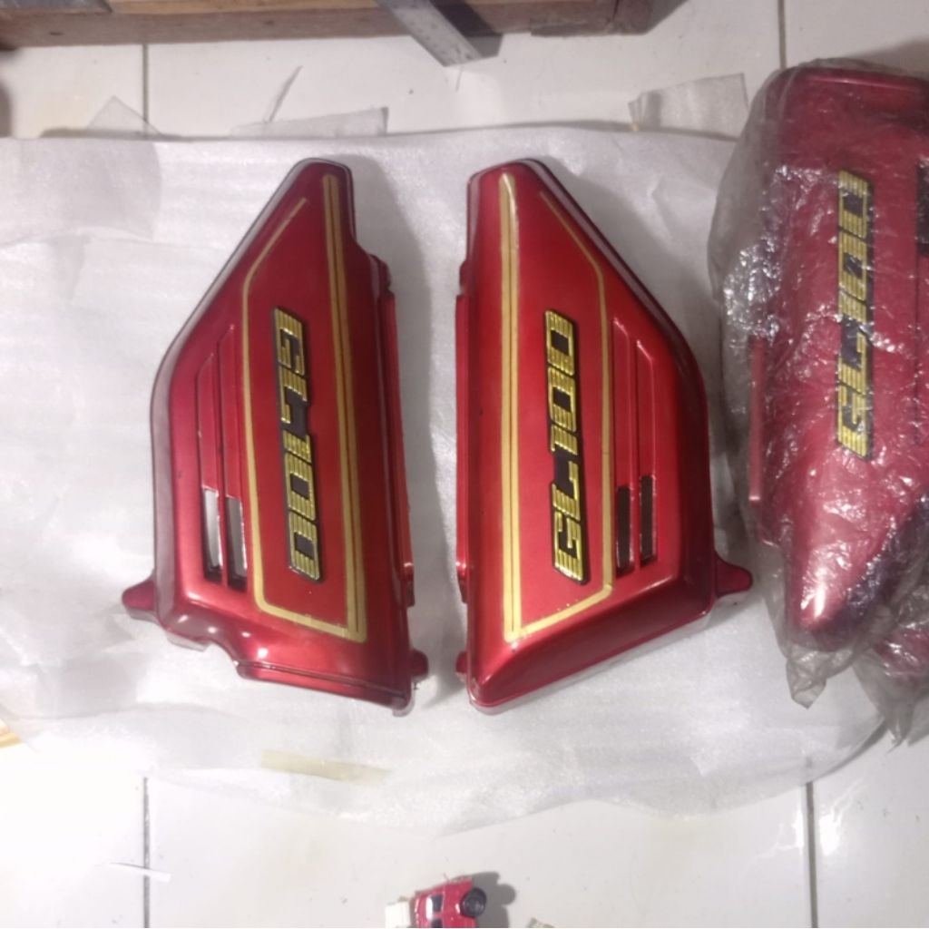 Tepong Tempong Cover dop Tutup Bok Box Aki Accu 1 Set Kanan Kiri merah Honda GL100 GL 100 NOS