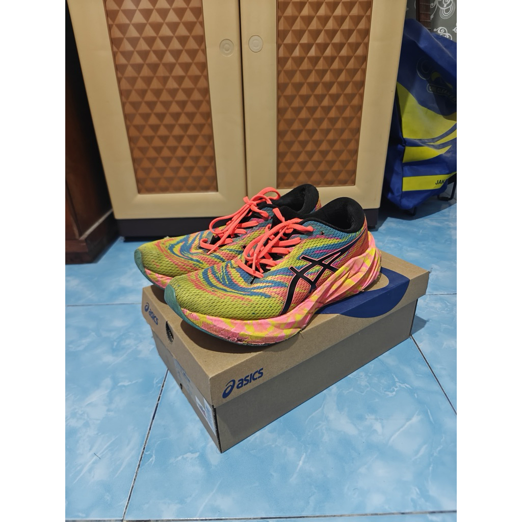 Checkout Asics Novablast 3