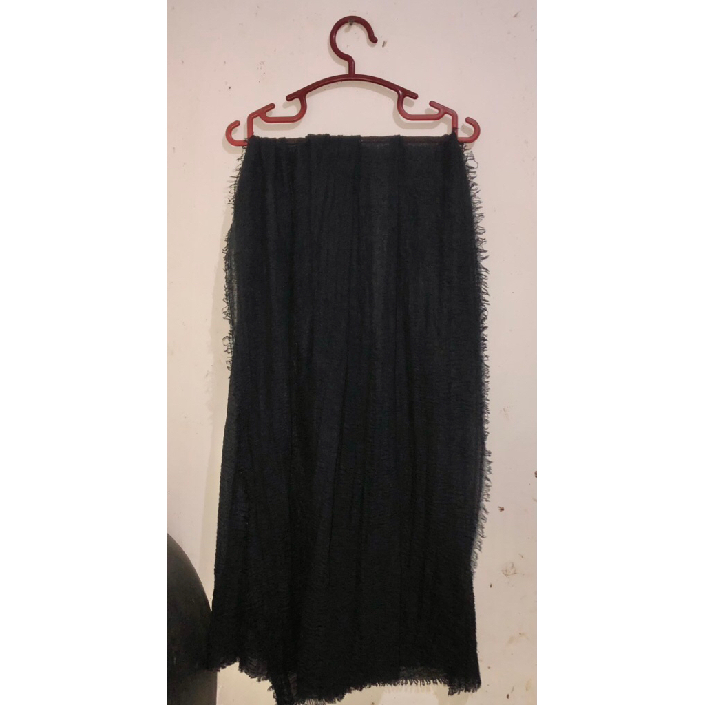 (PRELOVED) Pashmina Crinkle Hitam Polos