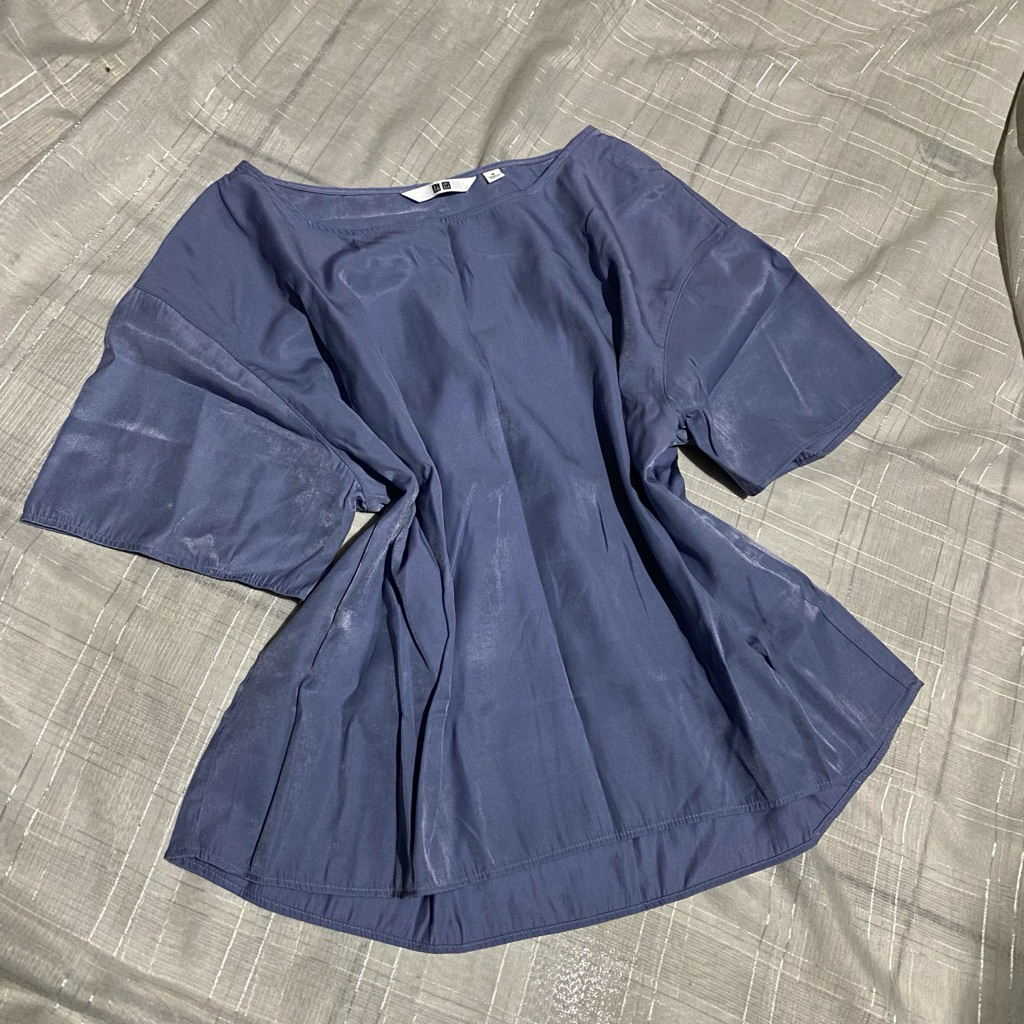 UNIQLO-Blouse Bahan Satin Blue Abu
