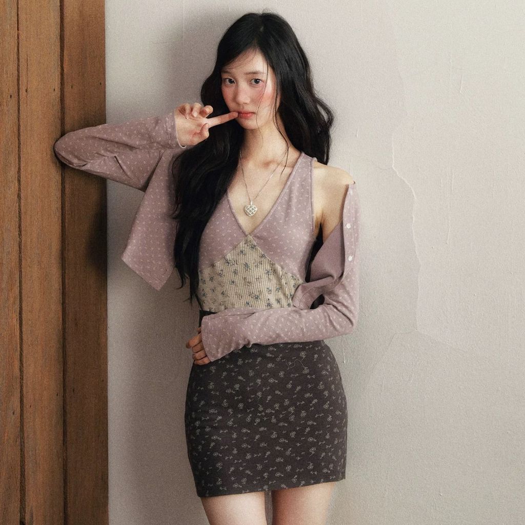 Cardigan rajut pendek motif bunga ungu muda + gaun motif bunga dengan kombinasi warna