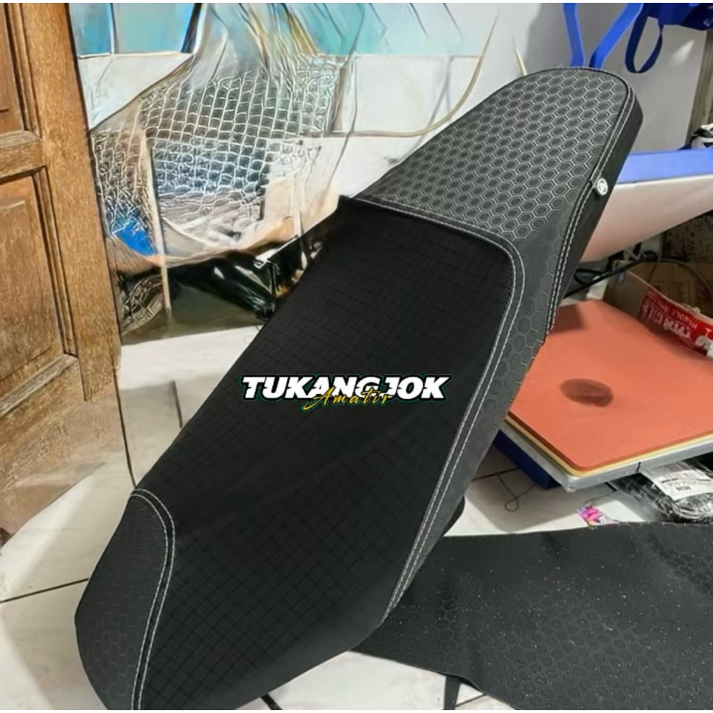 (Motif Terbaru Hexagon)Kulit Jok Motor/Sarung Jok Motor HEXAGON Model Jahit Tengan Kulit Jok Motor V