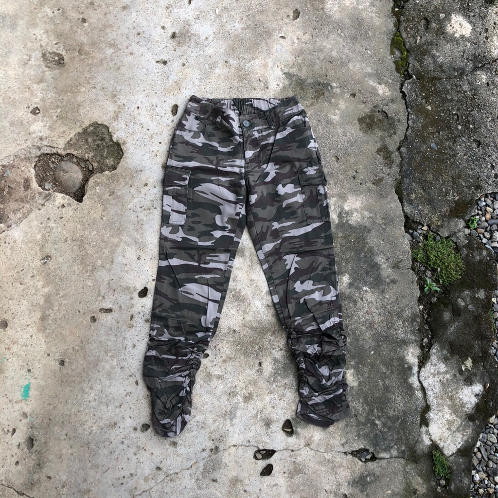 women cargo camo pants by petitberi ( second/bekas )