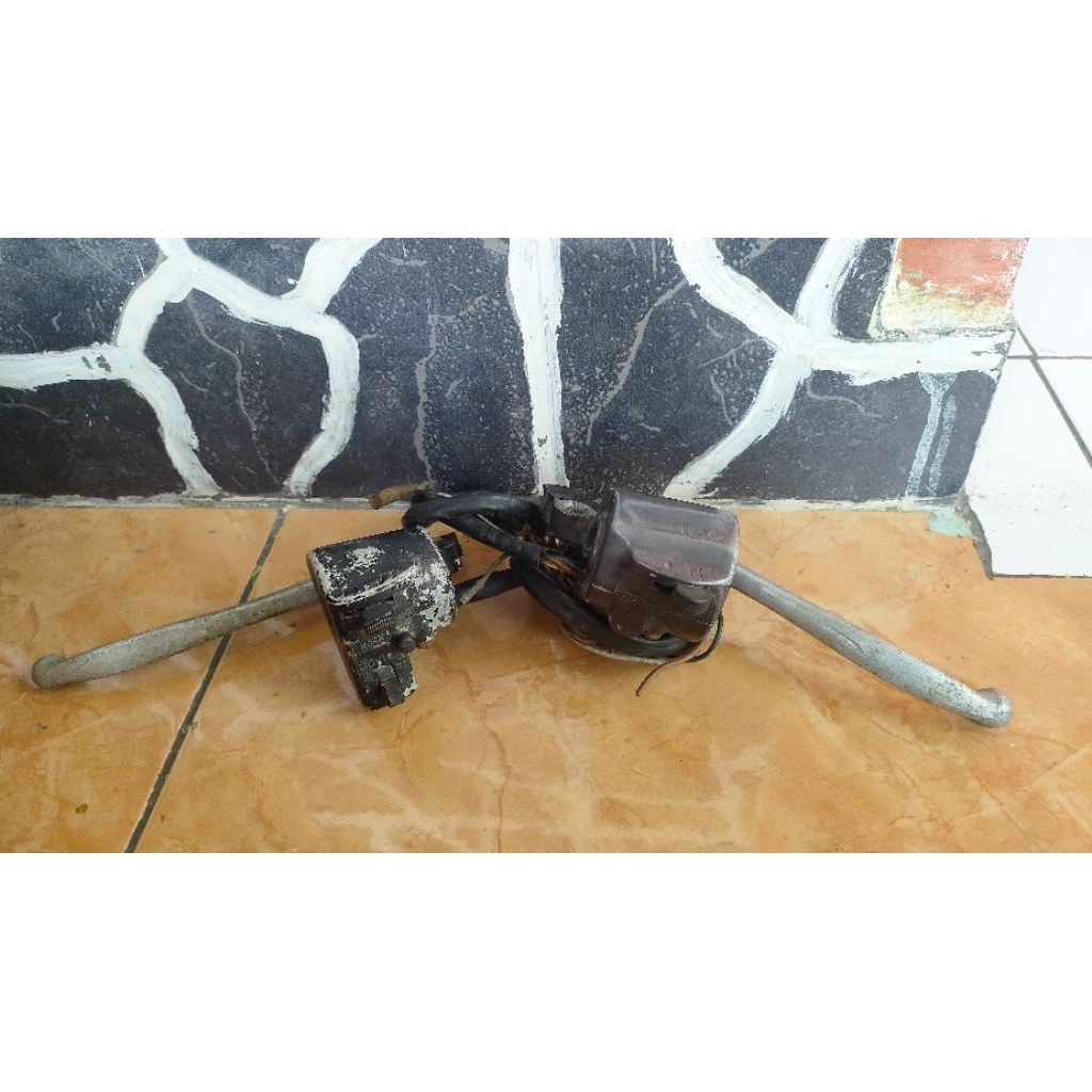 Holder set kanan kiri GL100 79 Ori