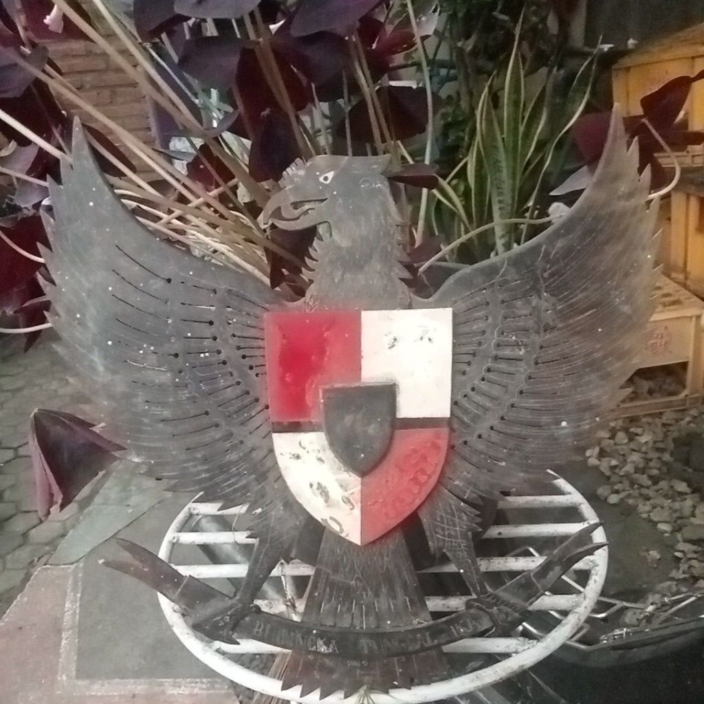 Pajangan Dinding Lambang Negara Burung Garuda Pancasila Bahan Kulit Sisik Penyu
