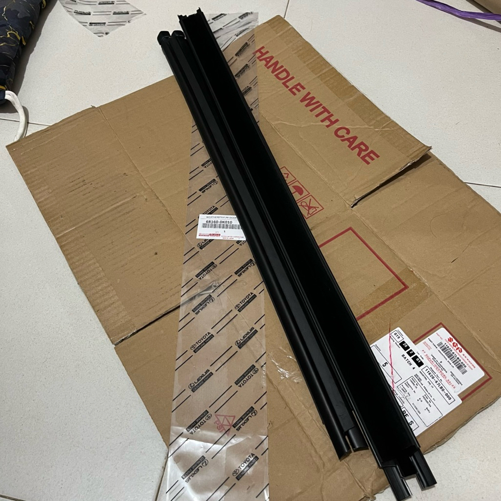 KARET PELIPIT KACA LUAR PELIPIT PINTU KACA LUAR FORTUNER TRD / VNT 1SET 4PCS  2005 2006 2007 2008 20