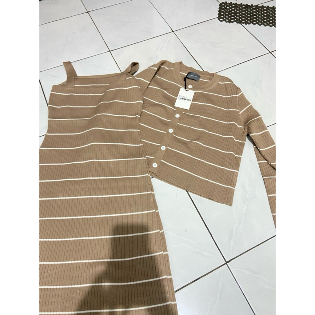 This Is April WHS One Set tanpa lengan dengan cardigan