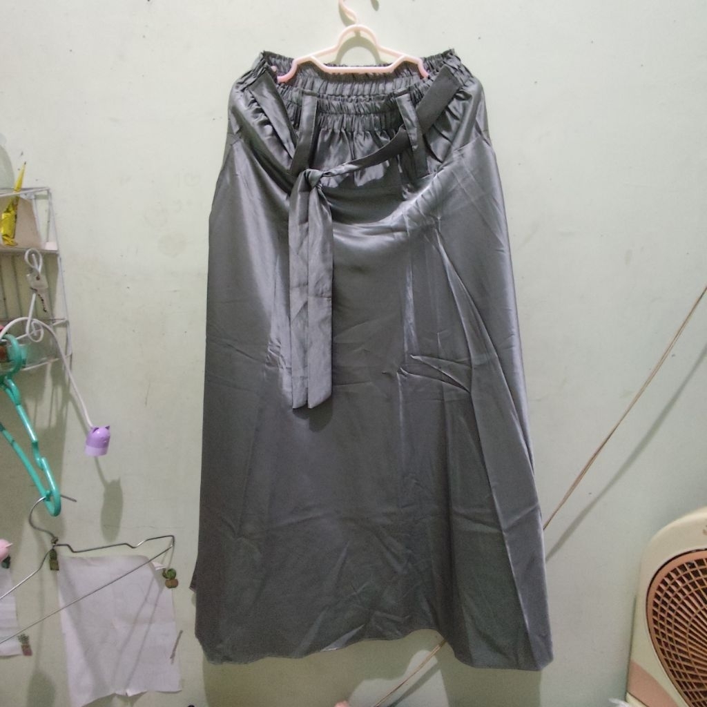 Rok Bahan Licin Silver Preloved