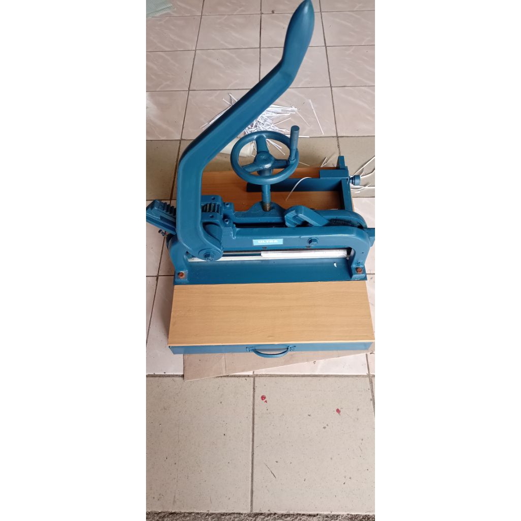 ULTRA   mesin potong kertas 1 rim A3