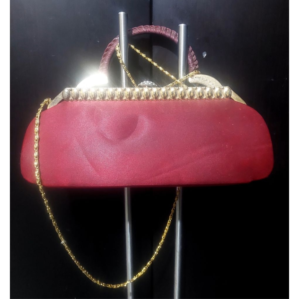 Preloved Tas Merah Rantai Warna Emas.