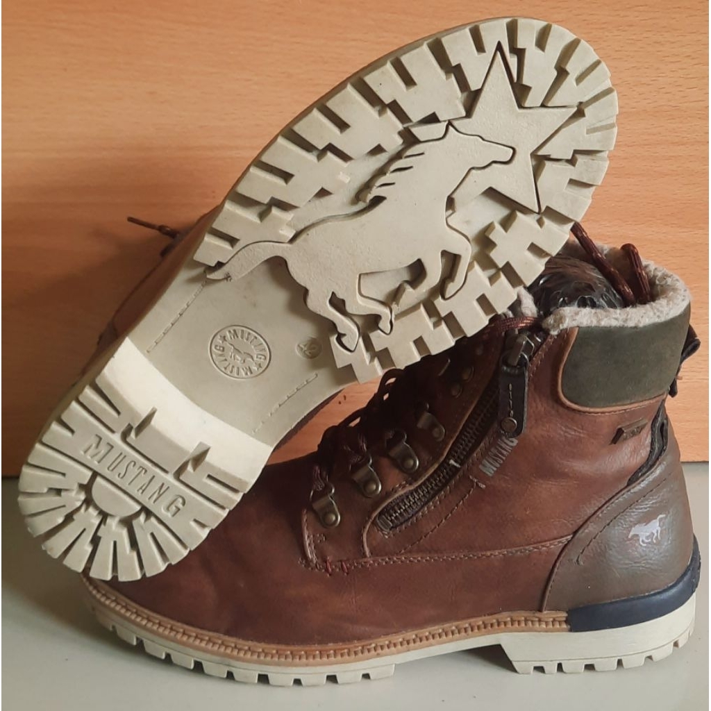 Sepatu Mustang 42