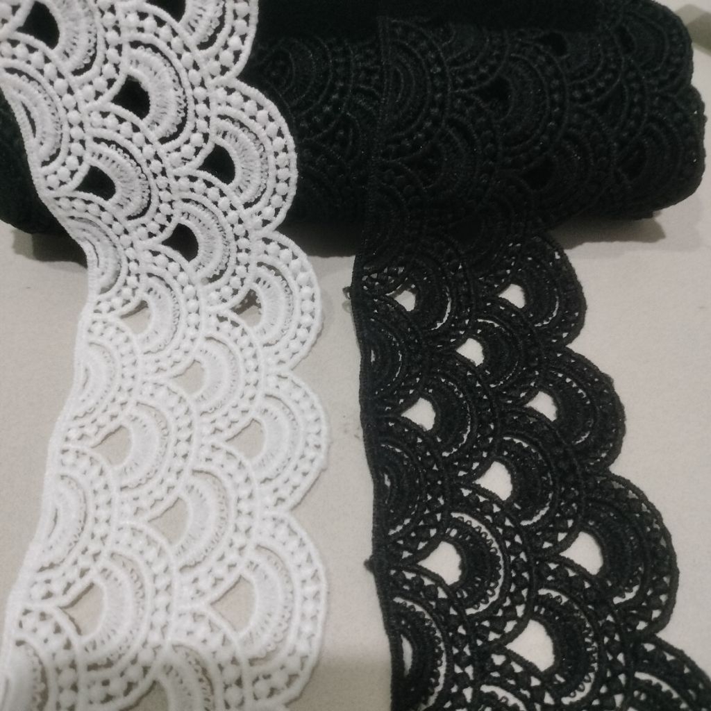 renda prada lebar 6,5cm dua warna hitam dan putih tulang