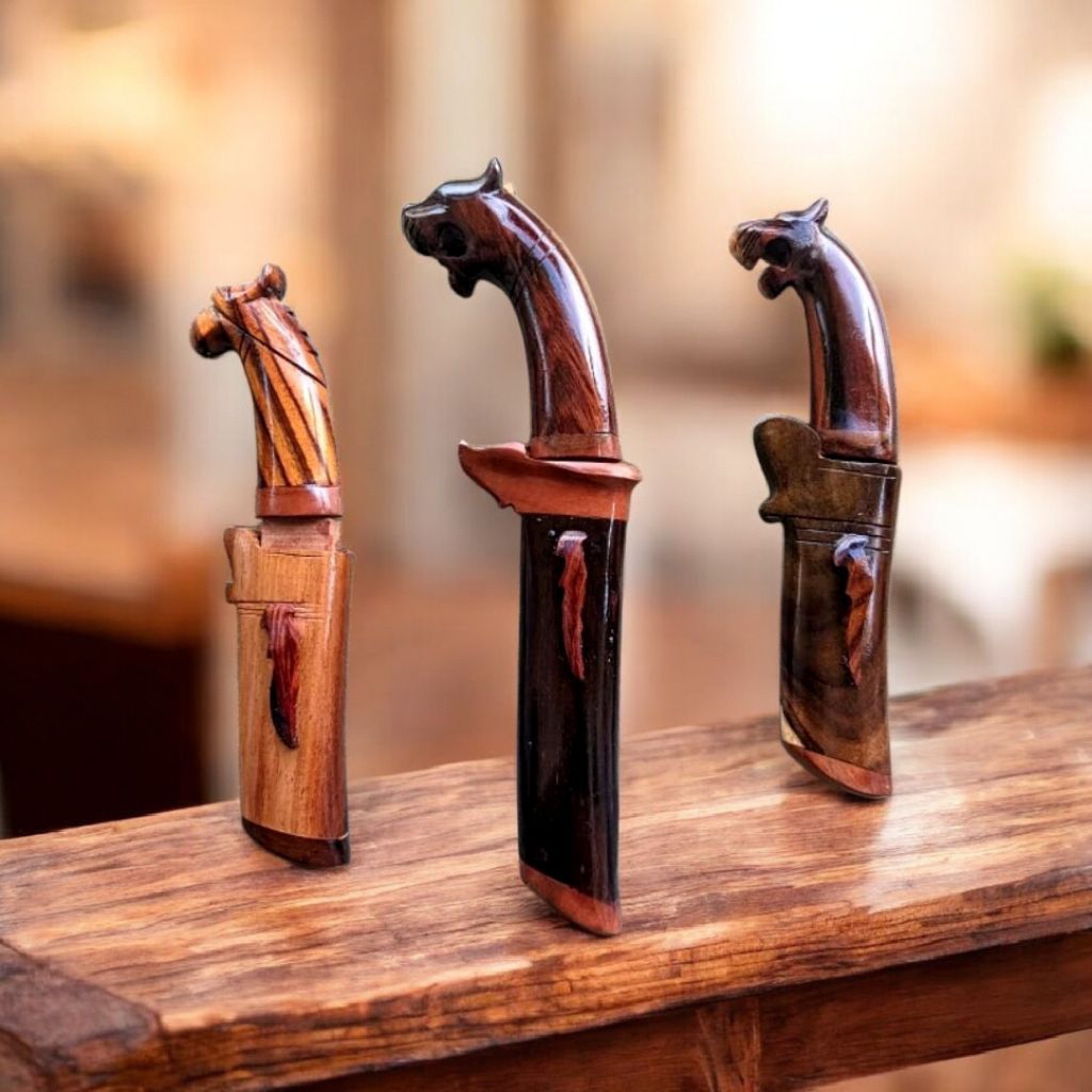 pemantik gasolin korek api terbuat dari gagang kayu berkarakter unik