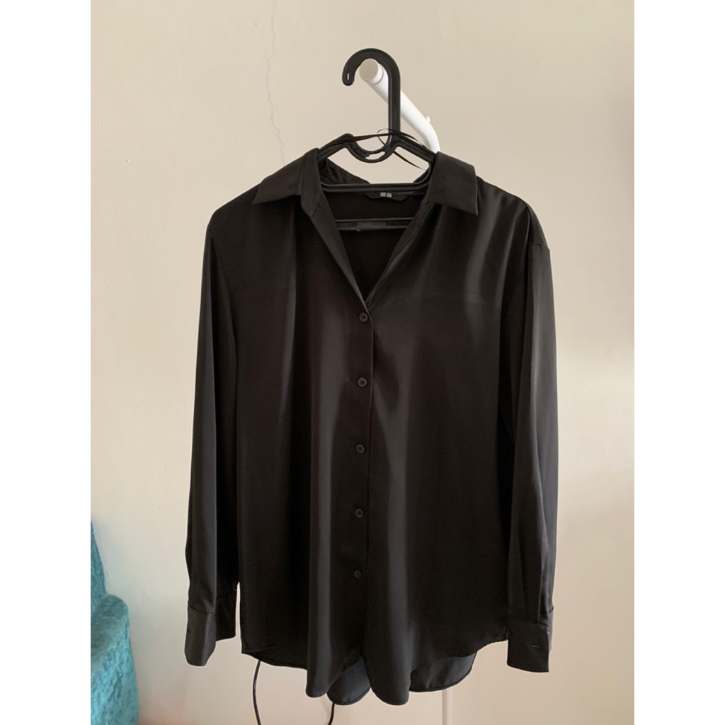 Uniqlo blouse / kemeja hitam