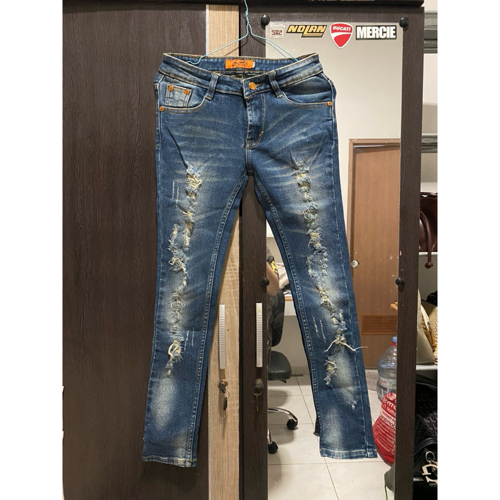 PRELOVED_ripped_jeans