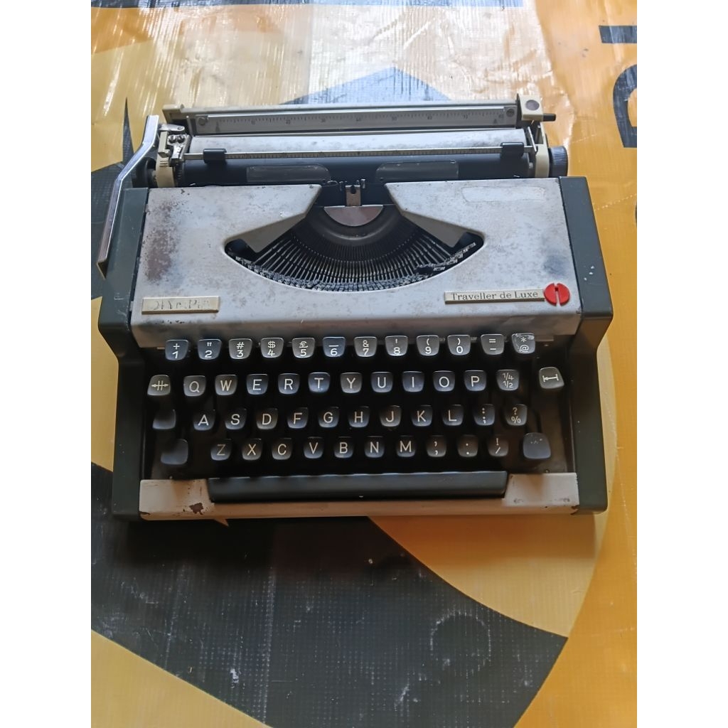Mesin tik lawas Olympia Traveller de Luxe