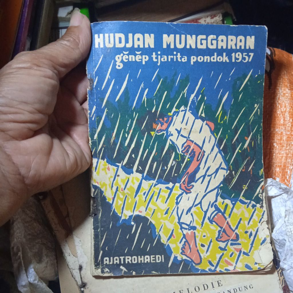 buku Hudjan Munggaran,genep tjarita pondok 1957, buku Edjaan lama