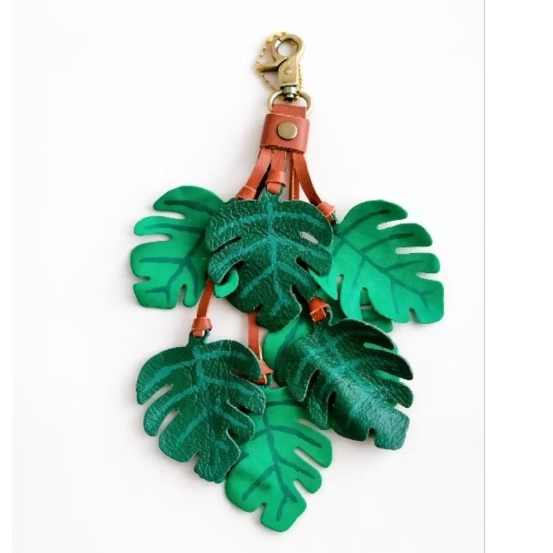 Bagcharm monstera kulit asli gantungan kunci daun monstera